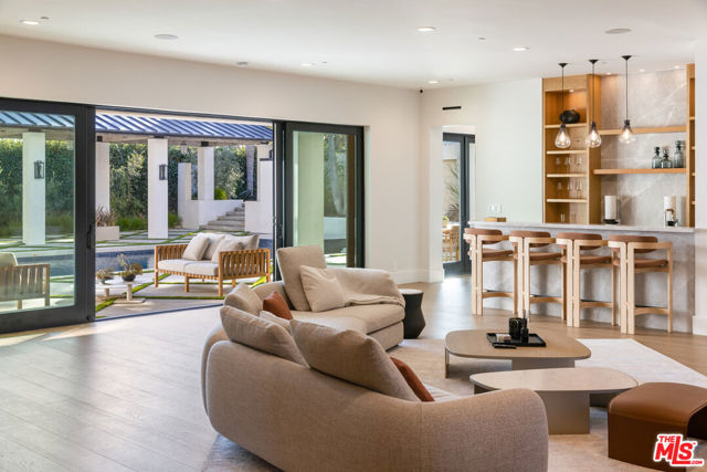 7052 Dume Drive, Malibu CA: https://media.crmls.org/mediaz/6191899b-027b-41cb-a140-b0e8b1f6f6e1.jpg