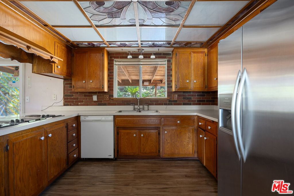 https://media.crmls.org/mediaz/619261bc-cbfc-413d-810c-3d3f6f883b3b.jpg?preset=X-Large