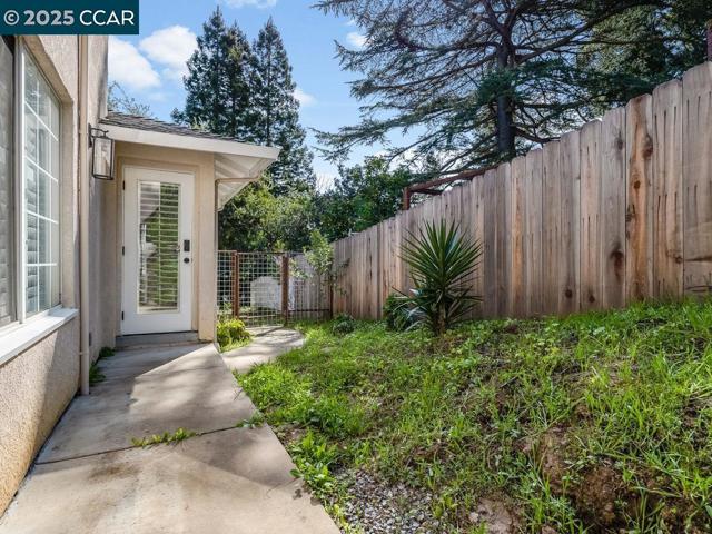 4430 Canyon Way, Martinez CA: https://media.crmls.org/mediaz/61930ba8-3694-4303-a6cb-1f3f35f10f0b.jpg