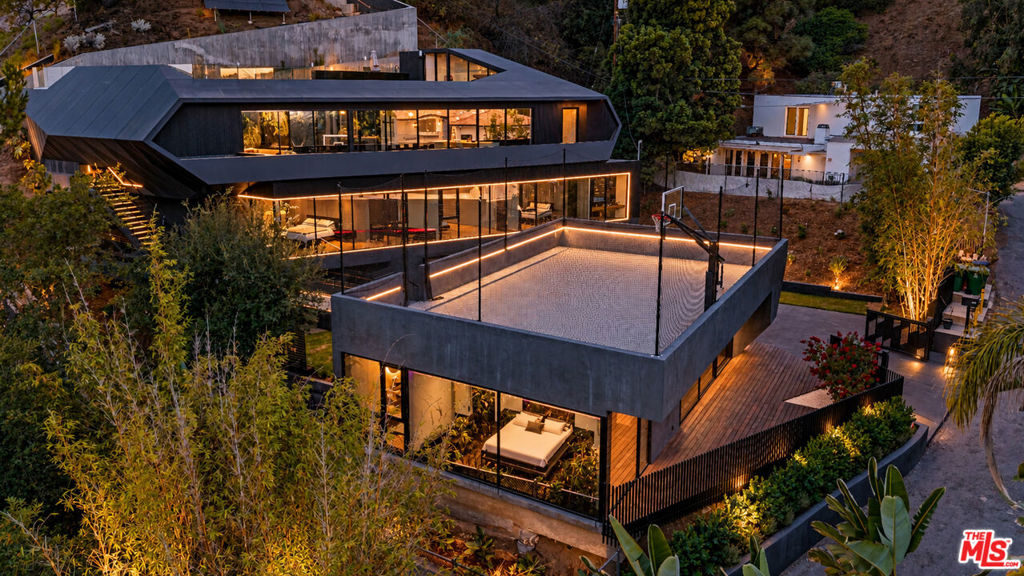 1907 N Beverly Drive — Modern