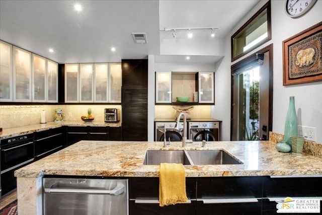 45864 Shadow Mountain Drive, Palm Desert CA: https://media.crmls.org/mediaz/619386a0-b04a-45f3-83f6-2f64479f17b5.jpg