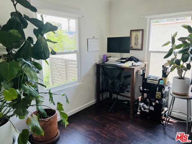 8916 Cadillac Avenue, Los Angeles CA: https://media.crmls.org/mediaz/619586c3-27d9-46b9-953e-c1d113c359af.jpg