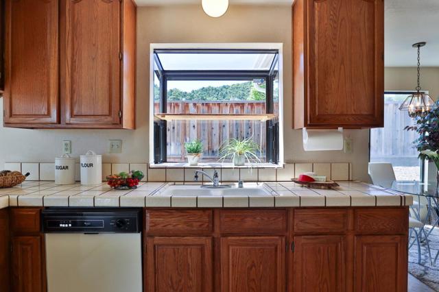 8760 Rancho Hills Drive, Gilroy CA: https://media.crmls.org/mediaz/619746f2-570b-4c11-b323-52caa352d46d.jpg