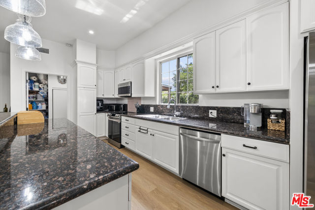 5656 Penfield Avenue, Woodland Hills CA: https://media.crmls.org/mediaz/61987bc4-5325-4127-a4b9-0c4addb02a90.jpg