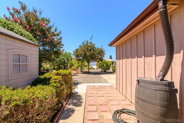 16498 Roca Dr, San Diego CA: https://media.crmls.org/mediaz/61988baa-aaeb-4020-ada2-67a04770e0c1.jpg