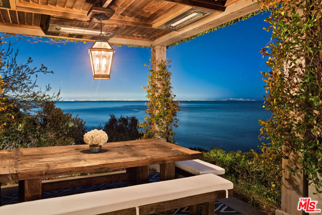 27540 Pacific Coast Highway, Malibu CA: https://media.crmls.org/mediaz/6198bc3d-01da-489f-94a5-c03926278684.jpg