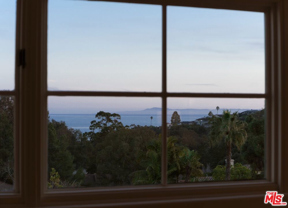 https://media.crmls.org/mediaz/6198ead9-0db8-4924-816e-f930106e8e6e.jpg?preset=X-Large
