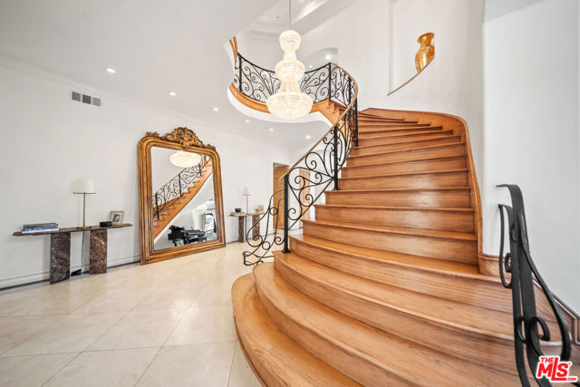 1821 Chastain, Pacific Palisades CA: https://media.crmls.org/mediaz/6199b91e-4ec1-4739-9a3f-3a4010731b5f.jpg