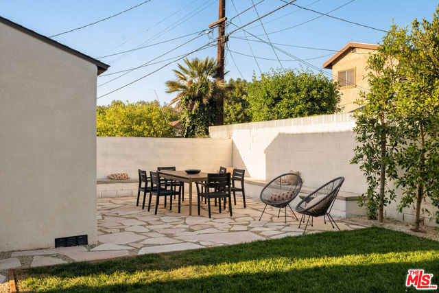 3820 S Burnside Avenue, Los Angeles CA: https://media.crmls.org/mediaz/6199db6d-e22e-4161-95b9-f5f419e1d639.jpg