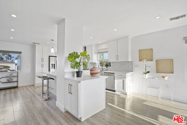 5549 Onacrest Drive, Los Angeles CA: https://media.crmls.org/mediaz/619af2fb-2f9f-468c-911b-17aeff910eb6.jpg