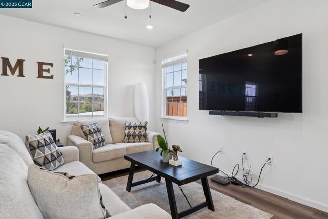 5013 Shefford Ct, Vacaville CA: https://media.crmls.org/mediaz/619b53c2-64df-4df2-9920-5fbb7e564a4b.jpg