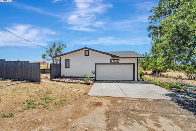 29950 E Highway 26, Linden CA: https://media.crmls.org/mediaz/619bbdd3-9fbf-4ae0-9c95-258ba9187ca2.jpg