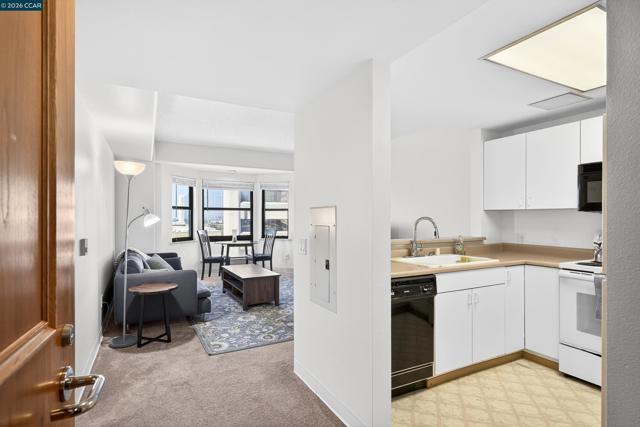 988 Franklin St, Oakland CA: https://media.crmls.org/mediaz/619bc989-415c-4145-9b9b-cca84c14e1e8.jpg