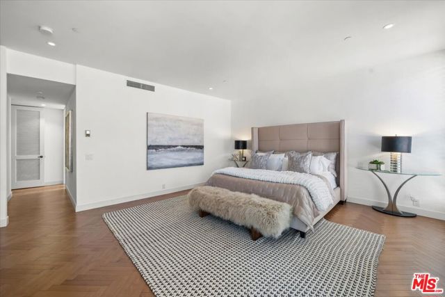 300 N Swall Drive, Beverly Hills CA: https://media.crmls.org/mediaz/619c9558-e1f8-4d48-acc9-e3015de5c534.jpg