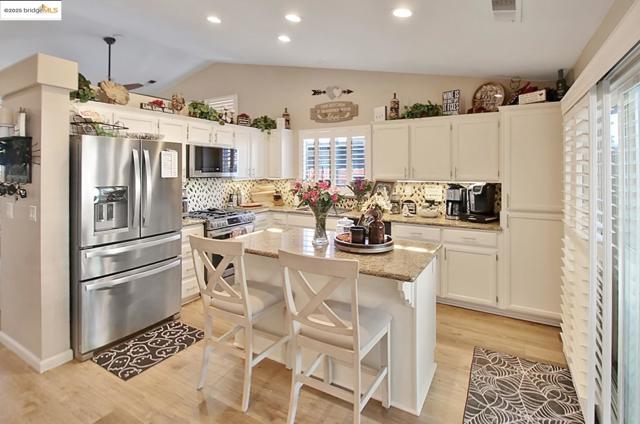 3050 Browning Ct, Brentwood CA: https://media.crmls.org/mediaz/619c9f9f-842f-493b-82f4-ed1f7f649734.jpg