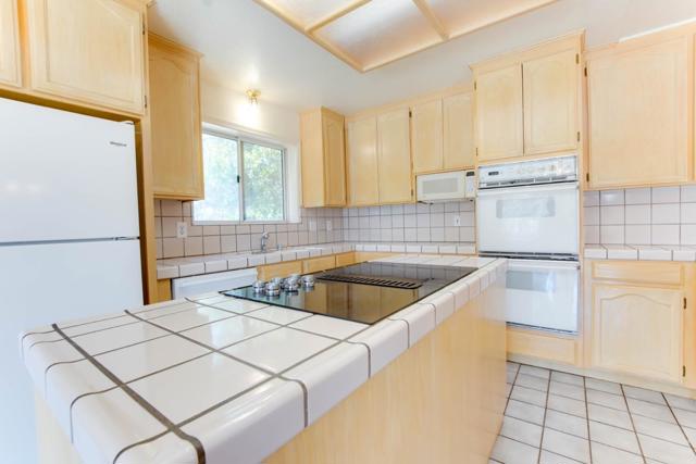 6460 Cabernet Drive, Hollister CA: https://media.crmls.org/mediaz/619ca543-448f-446b-a93e-534bea5a9b8c.jpg