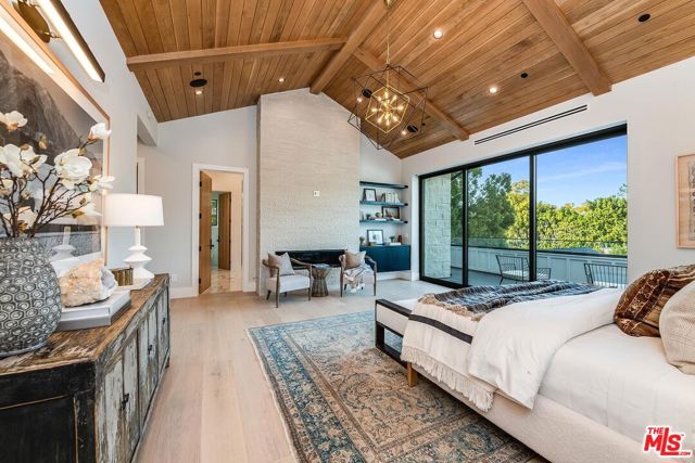 15907 Valley Vista Boulevard, Encino CA: https://media.crmls.org/mediaz/619cd447-0680-47f9-97ca-95012feb31c8.jpg