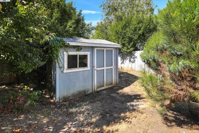 1551 Merced St, Richmond CA: https://media.crmls.org/mediaz/619d9eff-9a5d-4ba1-893d-f939bb409de7.jpg