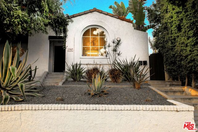 1943 19th Street, Santa Monica CA: https://media.crmls.org/mediaz/619e90ab-26dc-4638-a0d7-768853a4f946.jpg