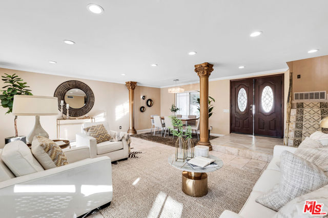 8333 Topeka Drive, Northridge CA: https://media.crmls.org/mediaz/619eb89f-d530-435e-8291-50f603d782cf.jpg