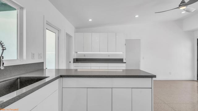 567 W Sunview Avenue, Palm Springs CA: https://media.crmls.org/mediaz/619f0dfc-9e59-458d-9689-35235dd07dd4.jpg