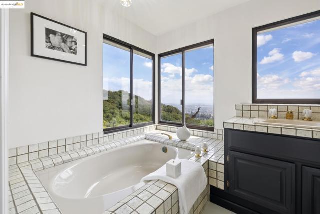 6019 Ridgemont Dr, Oakland CA: https://media.crmls.org/mediaz/619f7103-fa70-4e8f-9e2d-c55fad79977c.jpg