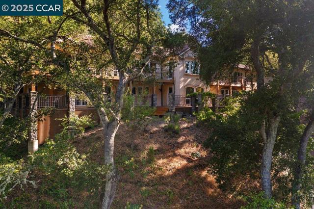 3949 Canyon Rd, Lafayette CA: https://media.crmls.org/mediaz/619fcfbd-abb2-442e-bbb9-bc1a396c5804.jpg