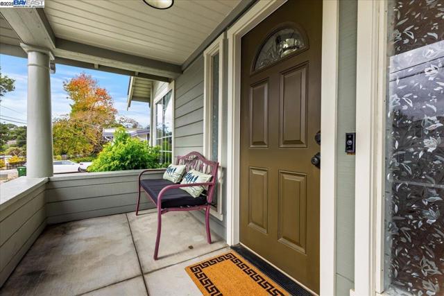 1672 Crescent Avenue, Castro Valley CA: https://media.crmls.org/mediaz/619fd500-8a50-4695-ba38-ce6a2e23f8e1.jpg