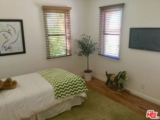 11916 Hartsook Street, Valley Village CA: https://media.crmls.org/mediaz/61a04730-1bf1-41bb-ae2e-d1fabedb3ac3.jpg