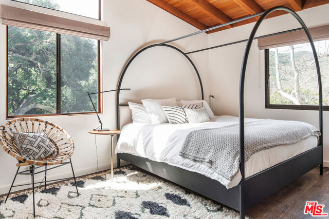 901 Crater Camp Drive, Calabasas CA: https://media.crmls.org/mediaz/61a07b65-f24e-4585-89df-7a8d07b13f17.jpg