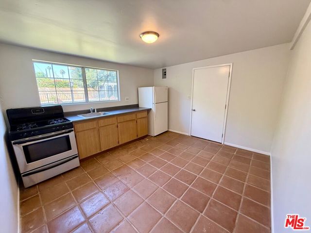 5379 Yolanda Avenue, Tarzana CA: https://media.crmls.org/mediaz/61a0e70d-7211-418b-8e19-851c160a5f8a.jpg