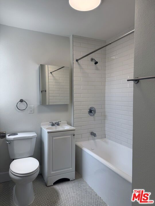 5530 Franklin, Los Angeles CA: https://media.crmls.org/mediaz/61a1a7eb-e23e-41db-a7cf-d1ad11e23f95.jpg