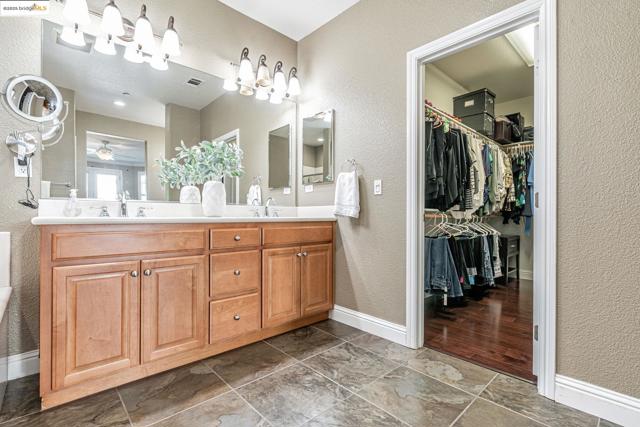 43 Sorrel Ct, Oakley CA: https://media.crmls.org/mediaz/61a23ed1-4e89-4444-9920-f92a0f08b5df.jpg