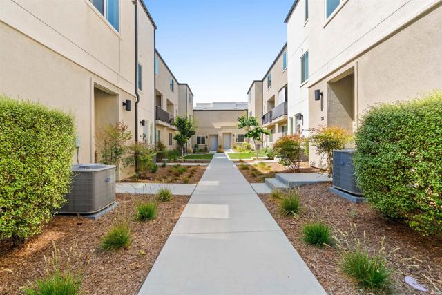 5212 Beachfront, San Diego CA: https://media.crmls.org/mediaz/61a2911d-db8d-4097-8876-be73d040e0d9.jpg