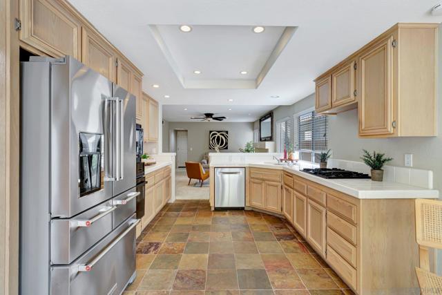 11515 Corte Playa Las Brisas, San Diego CA: https://media.crmls.org/mediaz/61a37041-cbbf-4b66-aaf4-773d2fe76b27.jpg