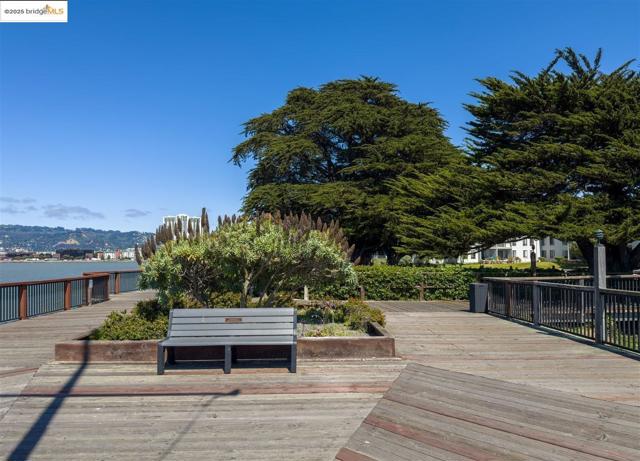 7 Commodore DR, Emeryville CA: https://media.crmls.org/mediaz/61a3f87d-18b6-47f3-98af-44fb42b0c76d.jpg