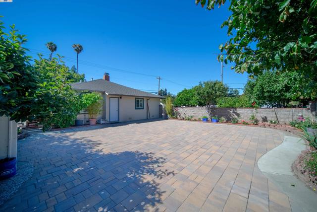 37621 Glenmoor Dr, Fremont CA: https://media.crmls.org/mediaz/61a44e31-e6c8-4e72-81c1-3439498feaa2.jpg