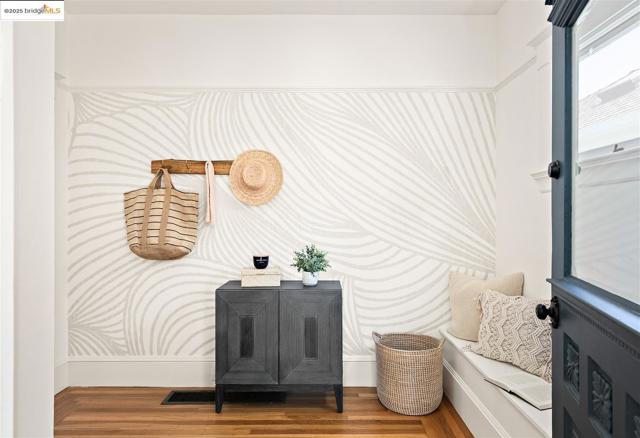 428 Cavour St, Oakland CA: https://media.crmls.org/mediaz/61a53784-0b01-47be-aa35-66a570a52727.jpg