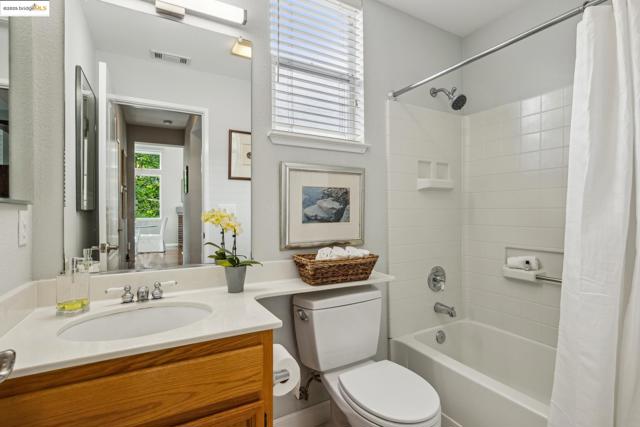 26 Farallon Ct, Richmond CA: https://media.crmls.org/mediaz/61a60649-8e6a-40b9-aae5-c16ac7f6a397.jpg