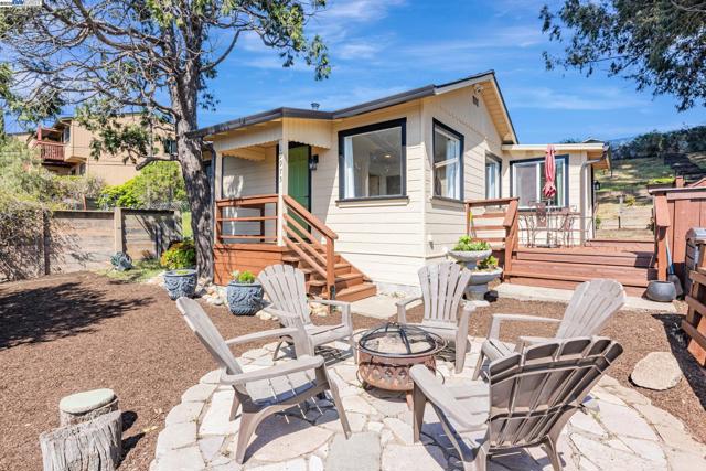 19975 JOHN DR, Castro Valley CA: https://media.crmls.org/mediaz/61a6e3c8-442e-40ff-996d-777673f45a4c.jpg