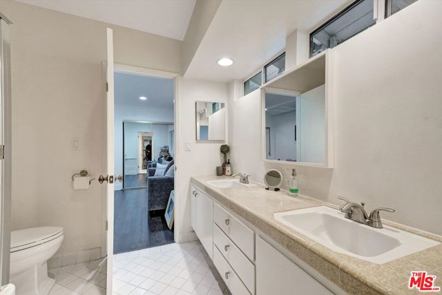 3530 Royal Woods Drive, Sherman Oaks CA: https://media.crmls.org/mediaz/61a79e39-b92a-4739-a9b8-b2184f3cd7f1.jpg