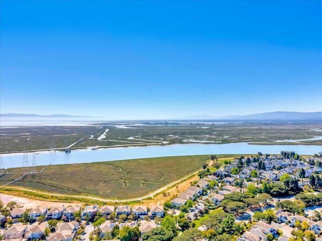 585 Shoal Circle,  CA: https://media.crmls.org/mediaz/61a7e5c4-09ee-480e-8fa9-31cb41f5a237.jpg