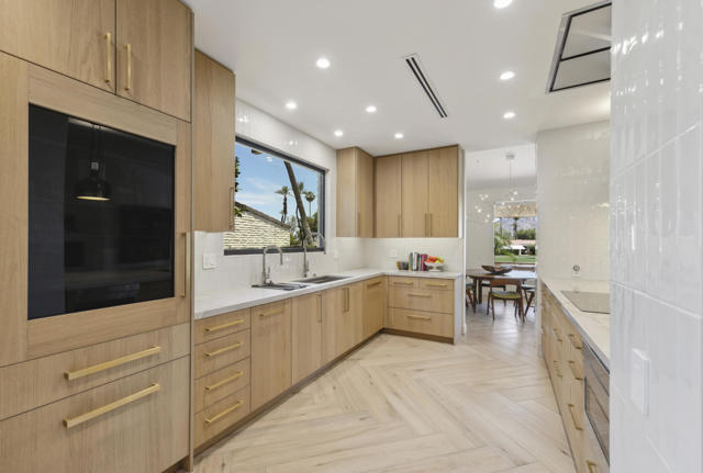 44970 Desert Horizons Drive, Indian Wells CA: https://media.crmls.org/mediaz/61aa7602-7994-4234-aea9-bccc48661700.jpg