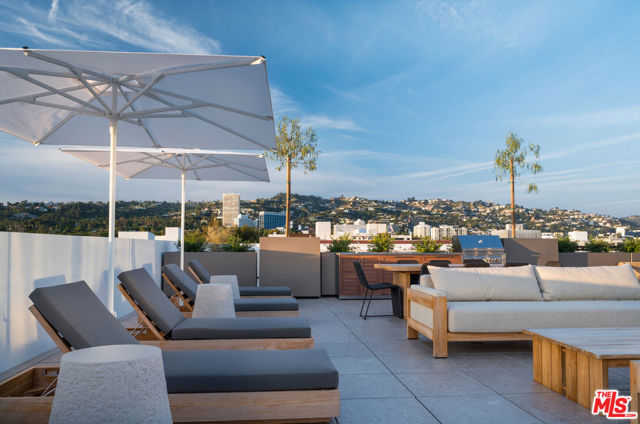 425 N Palm Drive, Beverly Hills CA: https://media.crmls.org/mediaz/61ab84f9-c760-4543-8557-1e190de62e12.jpg