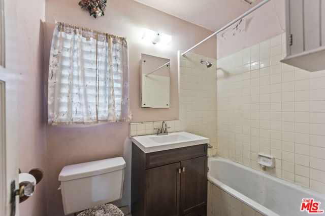 4958 Loleta Avenue, Los Angeles CA: https://media.crmls.org/mediaz/61abd097-2ea2-4951-aa4b-610cbeb8297f.jpg