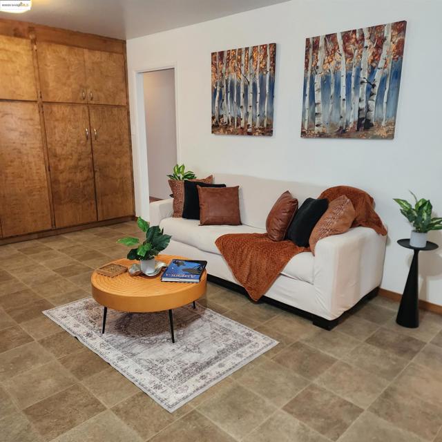 3312 Wisconsin St, Oakland CA: https://media.crmls.org/mediaz/61abfeb7-91b0-458b-8718-efc15d7ec416.jpg