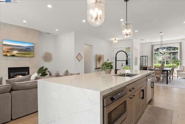 3319 Besana Dr, El Dorado Hills CA: https://media.crmls.org/mediaz/61ac0b1a-9827-4c95-8b36-35d080bfd735.jpg