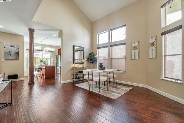 5406 Ontario Cmn, Fremont CA: https://media.crmls.org/mediaz/61ac9b79-26c1-488f-aaf0-58d89343dd38.jpg
