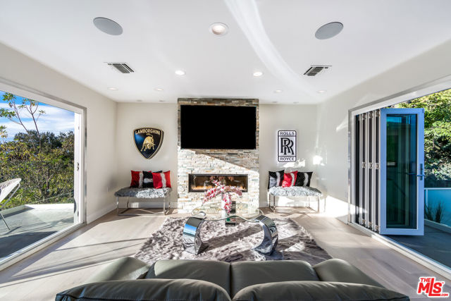 3490 Wonder View Place, Los Angeles CA: https://media.crmls.org/mediaz/61ad149f-fbfd-4185-8502-e328766bad51.jpg