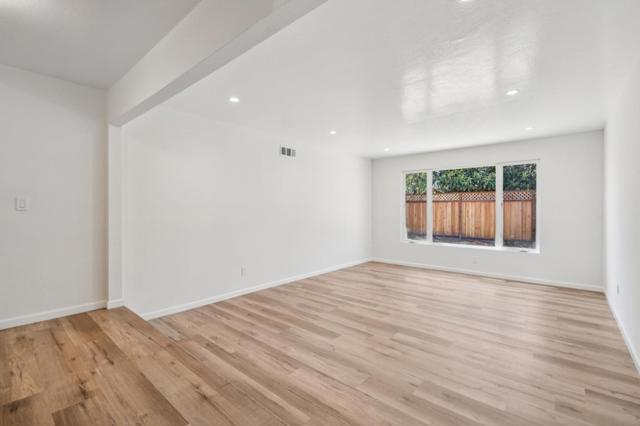 700 Gull Avenue, Foster City CA: https://media.crmls.org/mediaz/61adfc38-1f3a-4ec6-a9ef-aaa82bcef033.jpg